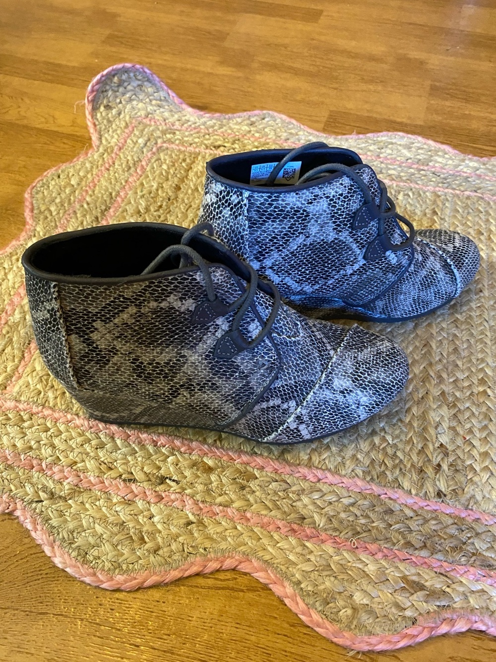 TOMS Kala Grey Faux Snakeskin Lace Up Wedge Booties Size 8.5 Chic Edgy Festival